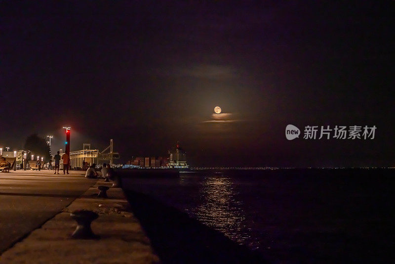 葡萄牙，晚上，Infante Dom Henrique 1号街和商业广场的街景